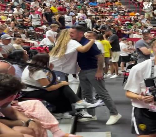 今天让我儿子多打一会儿詹嫂现身湖人夏季联赛现场,与雷迪克拥抱