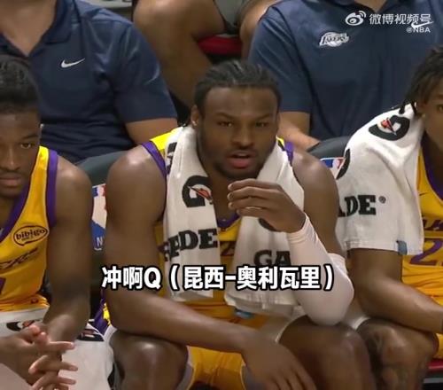 今天表现出色,布朗尼在场下也异常兴奋!不停地为队友加油鼓劲