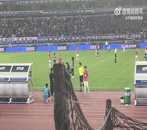 韦世豪红牌落寞离场!现场成都球迷:豪哥,没事!