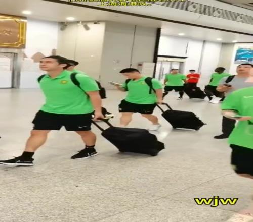 即将迎来一场硬仗,国安众将乘坐高铁抵达上海虹桥