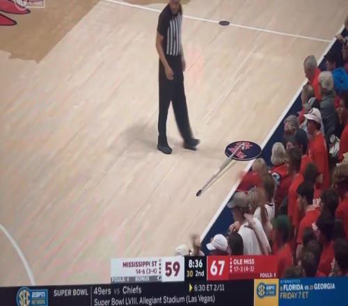 NCAA比赛场边,连个擦地的小哥都是这么专业!