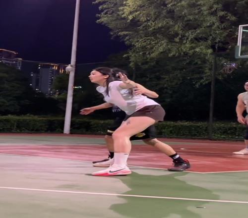 面对这么准的女生,你敢防她的背打吗
