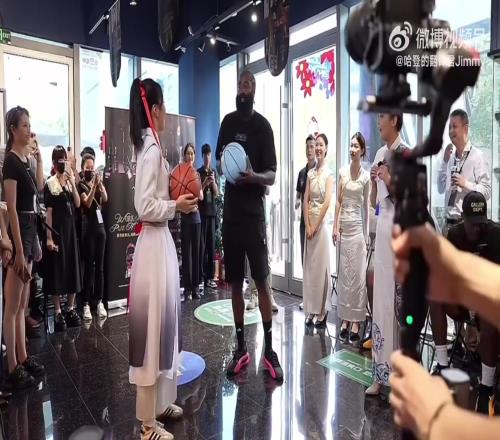 哈登教女球迷如何转球和胯下运球,把自己都逗乐了!