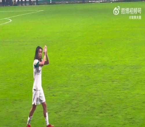 不忘旧主,国安旧将李提香赛后在工体谢场