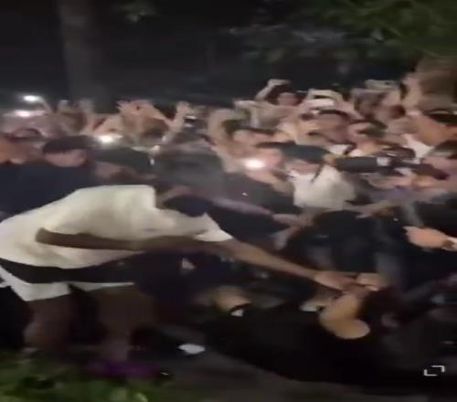 暖!摄影师不慎摔倒哈登见状立马上前将他扶起