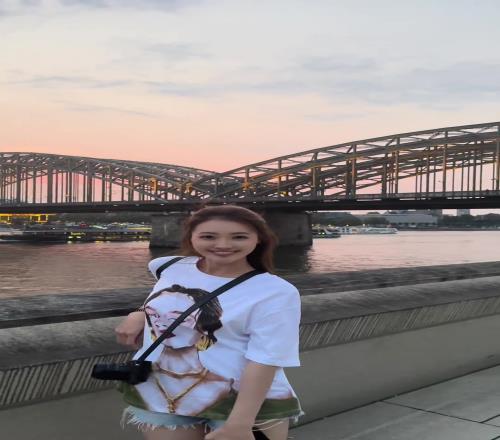 景美人更美!NBA美女记者孟超晒游玩德国