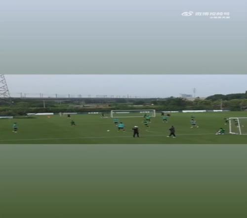 状态不错,于大宝在国安训练中打入精彩进球