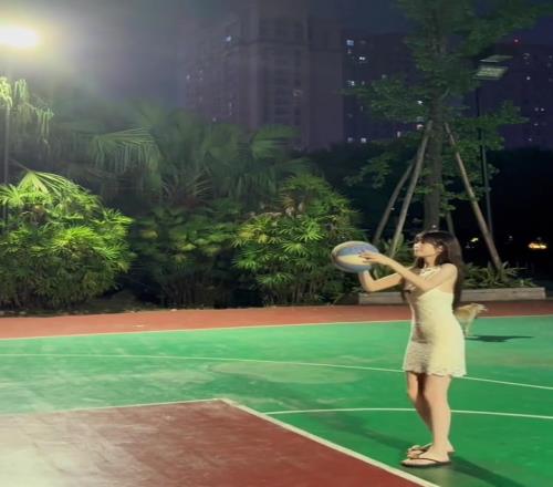 不懂就问:女生投篮都是双手推出去的吗
