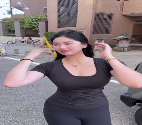 野球场肘姐这微胖的身材真是绝了!
