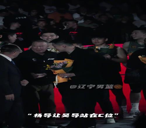 吴庆龙收获职业生涯首枚冠军戒指!看到冠军旗帜升起吴导眼含热泪