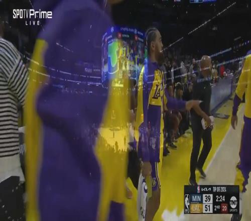 略显尴尬!布朗尼被换上场,瞬间被打40,湖人赶紧叫暂停!