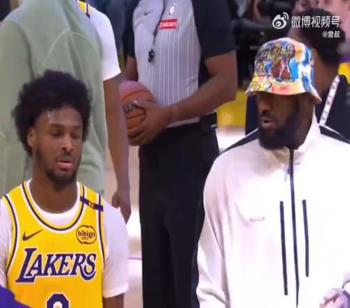 老父亲操碎了心!昨日赛后退场时,詹姆斯还一直在指导布朗尼