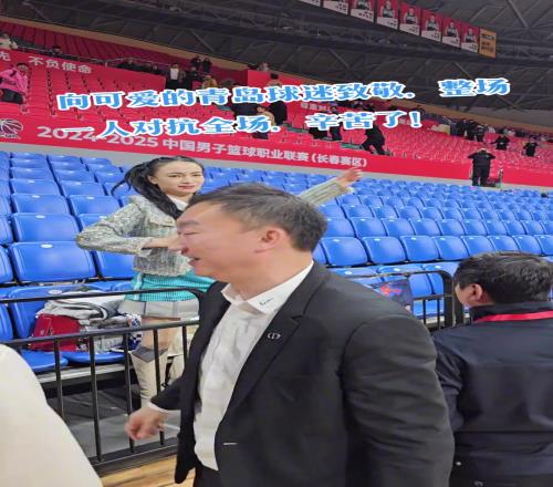 凭一己之力对抗全场!这位小姐姐太可爱了