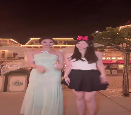 卓识晒与闺蜜视屏:随手变出一只米妮