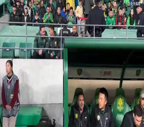停赛也无妨,国安主帅苏亚雷斯在工体看台找了一个最佳指挥位