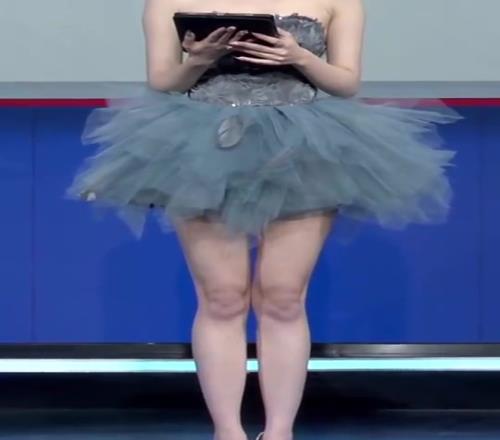 这位导播很会啊,这样运镜拍女主播婧雯,显得腿长!