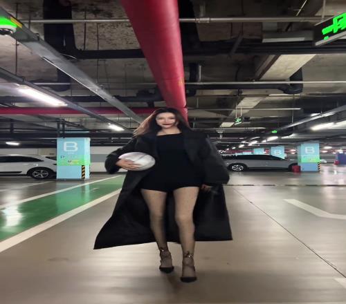 女篮前国手许诺这腿得有一米八吧!