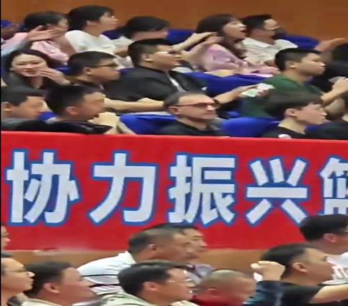 辽宁男篮主教练杨鸣,提前来到了福建主场,观摩比赛!