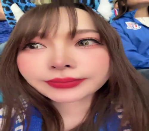 现场美女申花球迷眼泪是留着庆祝冠军的,明年联赛竞争肯定更大