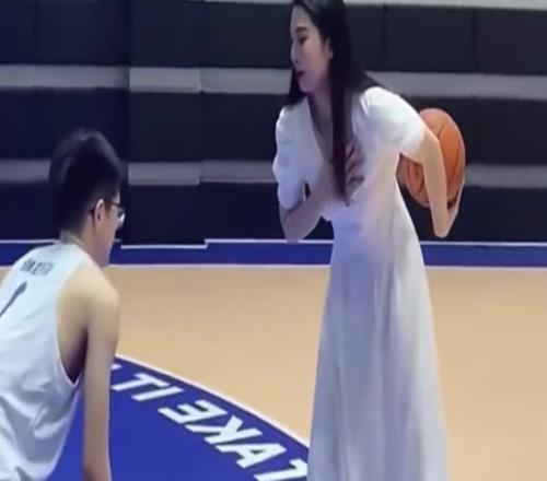 帅哥,你单挑怎么盯着人家美女胸口看呢