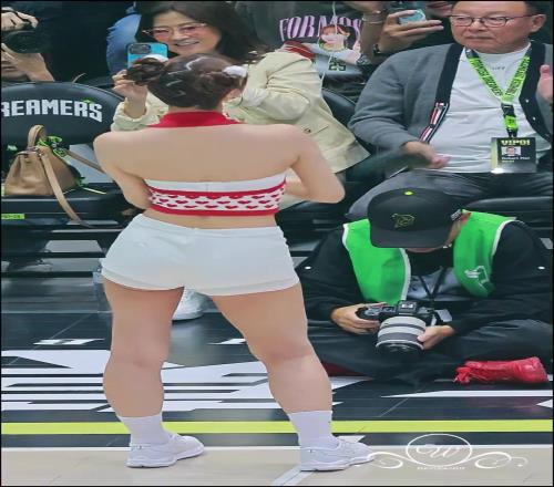 一哭二闹三上悠亞!日本女星三上悠亞在宝岛联赛曼妙背影