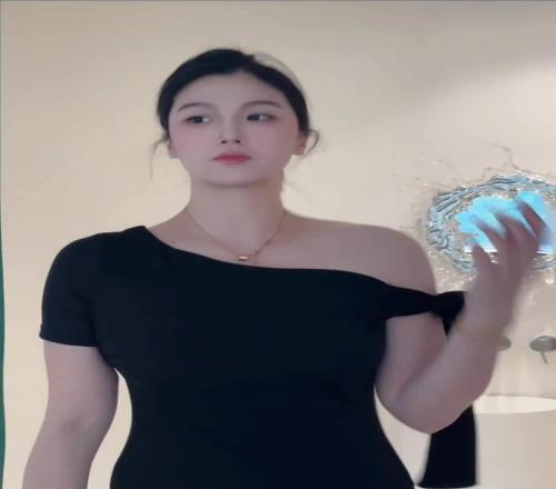 哇塞!露肩的野球场肘姐,看上去更美了!