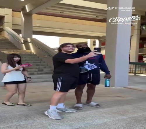区别对待啊!哈登只有和美女球迷拍照合影时才会微笑