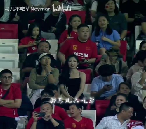 高光时刻!吊带裙美女看台上笑魇如花