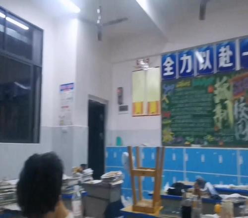 泪目!这就是青春高中学生在班级里一同见证国足绝杀
