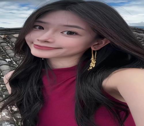 周楷恒女友椰子的黑发白裙看着气质十足!