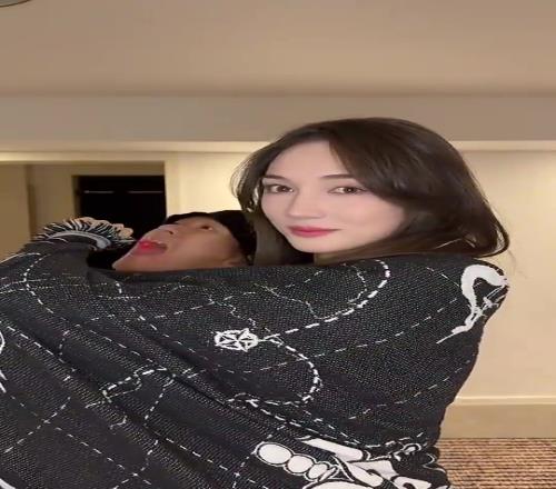秀恩爱!孟雅芳嗦一口棒棒糖塞到杨政嘴里:天天训练都给我们累瘦了