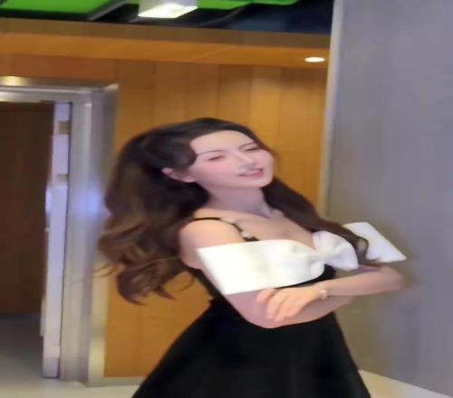 这大长腿!腾讯新晋女主播炼炼,是你们喜欢的类型吗