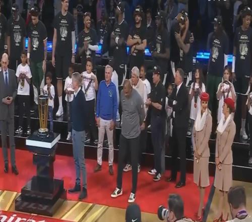 福利!NBA杯颁奖仪式,这两位空姐长得很养眼!