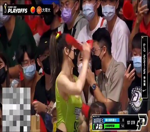 台妹啦啦队在场边卖力热舞,小哥的眼神都无处安放了