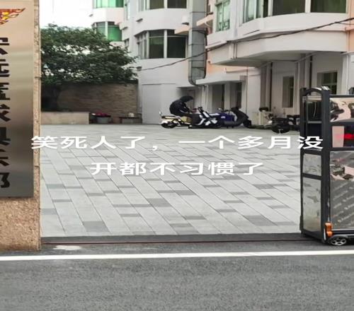 腿太长了!贝兹利还是不习惯骑电动车