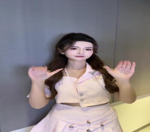 可爱腾讯女主播炼炼圣诞预热甜甜手势舞