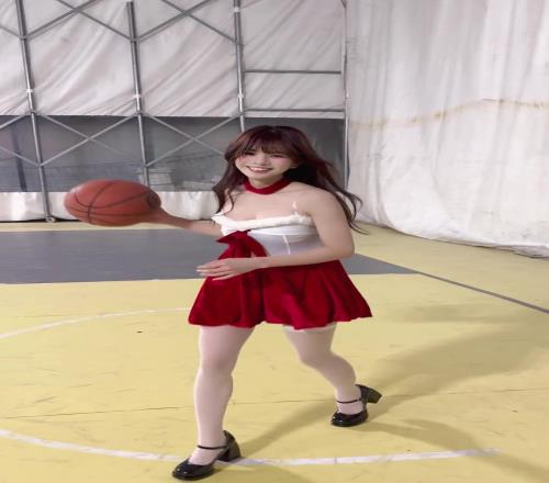 女生会打球也就算了,穿着圣诞装打球那简直是绝杀