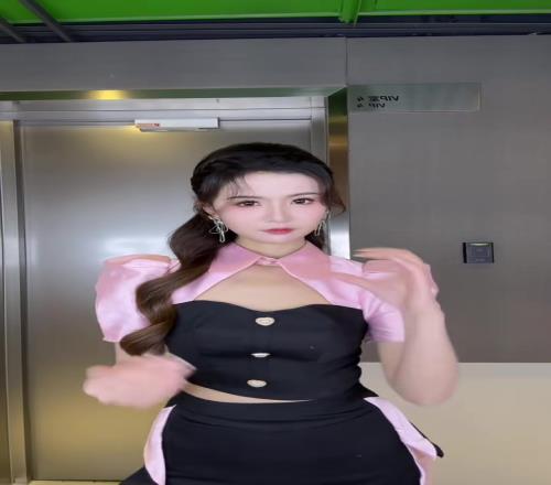 可爱手势舞腾讯新晋女主播炼炼这身穿搭吧友们打几分
