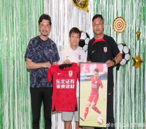 官方:为照顾家人,长春亚泰球员严智宇离队加盟武汉三镇