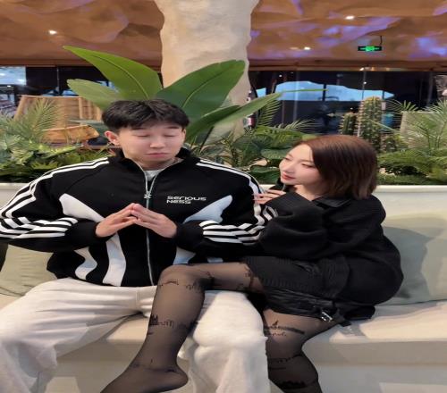 曹岩与网红美女大鹅合拍搞笑视频:休想破我道心,鹅精