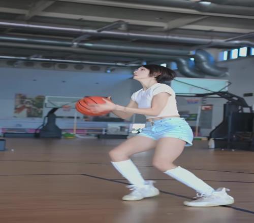 头一次见女生投篮这么好看的!