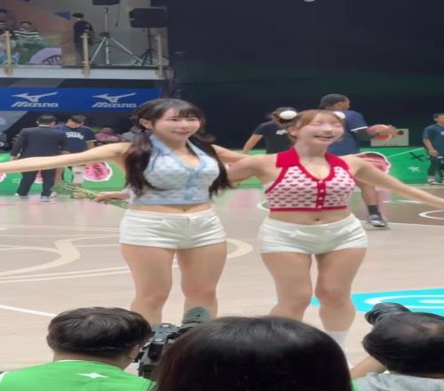 热情奔放!宝岛拉拉队宝贝暂停时在球迷前激情热舞!