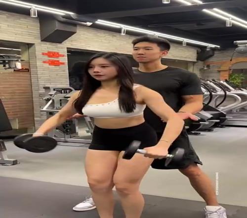 曹岩与美女健身博主合拍短视屏,谁的身材更炸裂