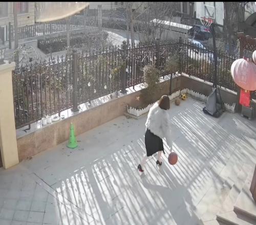不建议女孩子穿高跟鞋打篮球,因为我不会