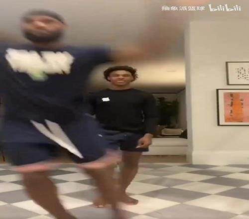 经典视频!来自詹姆斯一家的魔性舞蹈