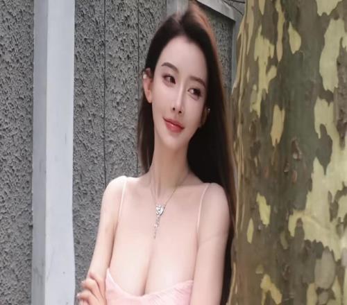坐在詹姆斯身后爆红的女星找到了周麟嘉这身材是真顶啊