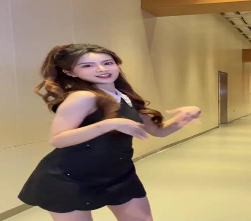 女主播炼炼:蛇年舞一个,扭出好运来,今天湖蜜可以睡个好觉