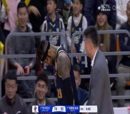被杜锋直接上手怒打!莫兰德倒车过半场+随意传球失误被换下