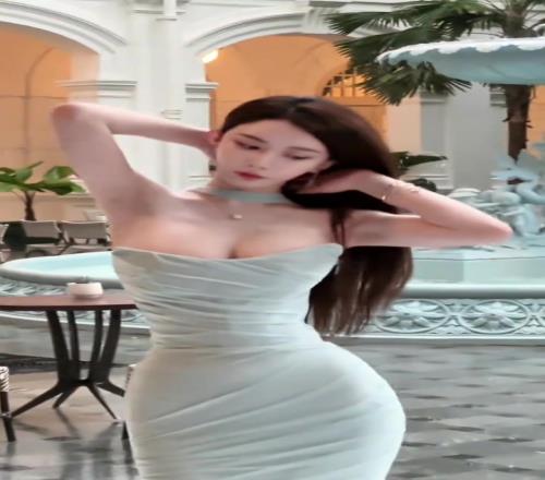 抵抗不了!坐在老詹身后而爆红的女星周麟嘉晒照:你要怎么抵抗我