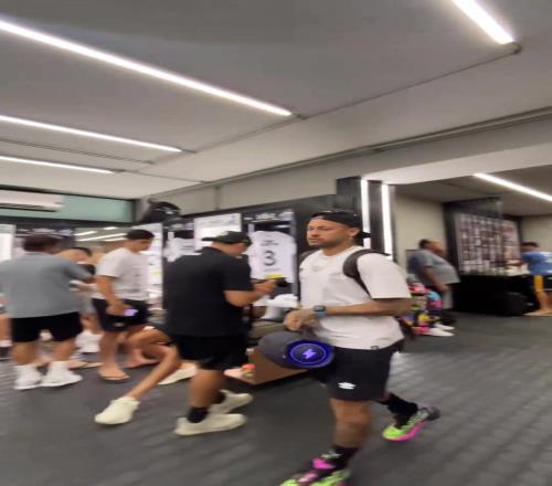 内马尔带着音箱来踢球队友:恨不得把你音响砸了,又伤了